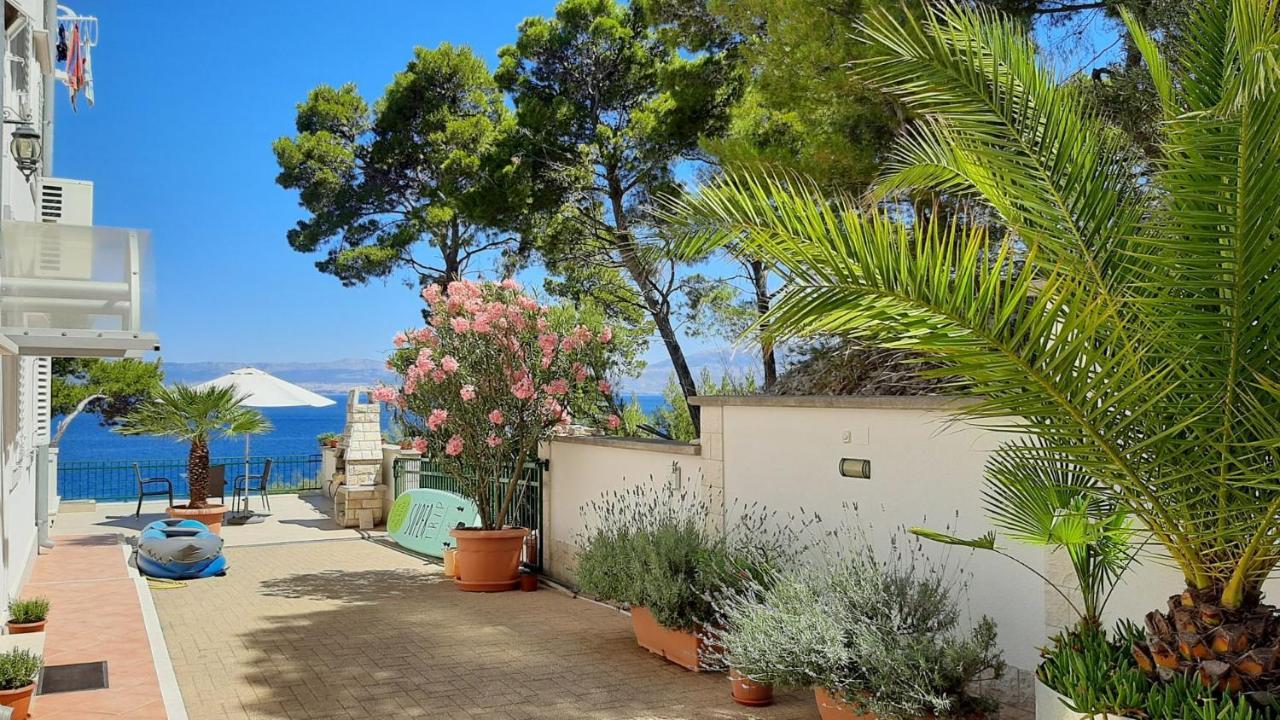 Apartments Villa La Riva - Seafront Accommodation Sutivan Bagian luar foto
