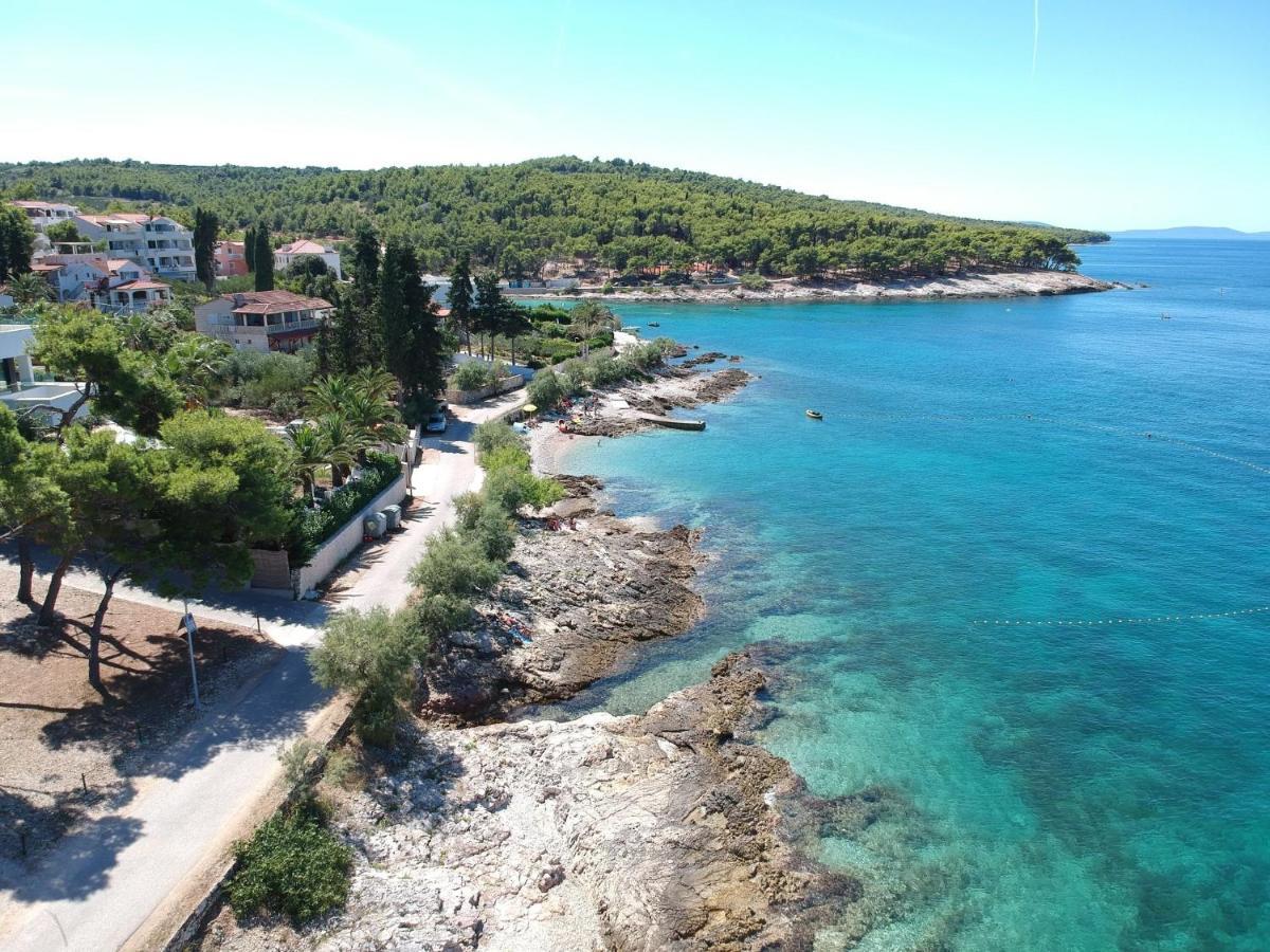 Apartments Villa La Riva - Seafront Accommodation Sutivan Bagian luar foto
