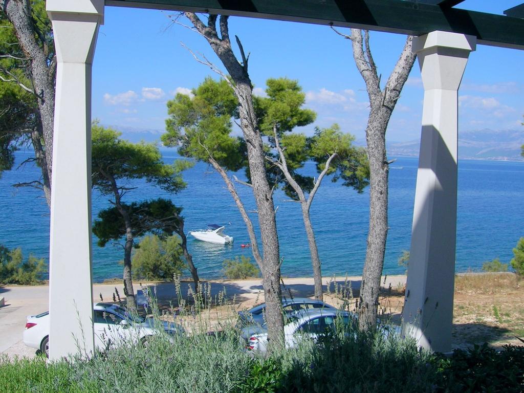 Apartments Villa La Riva - Seafront Accommodation Sutivan Bagian luar foto