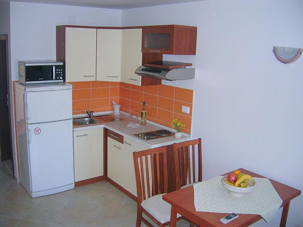Apartments Villa La Riva - Seafront Accommodation Sutivan Bagian luar foto