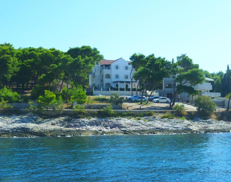 Apartments Villa La Riva - Seafront Accommodation Sutivan Bagian luar foto