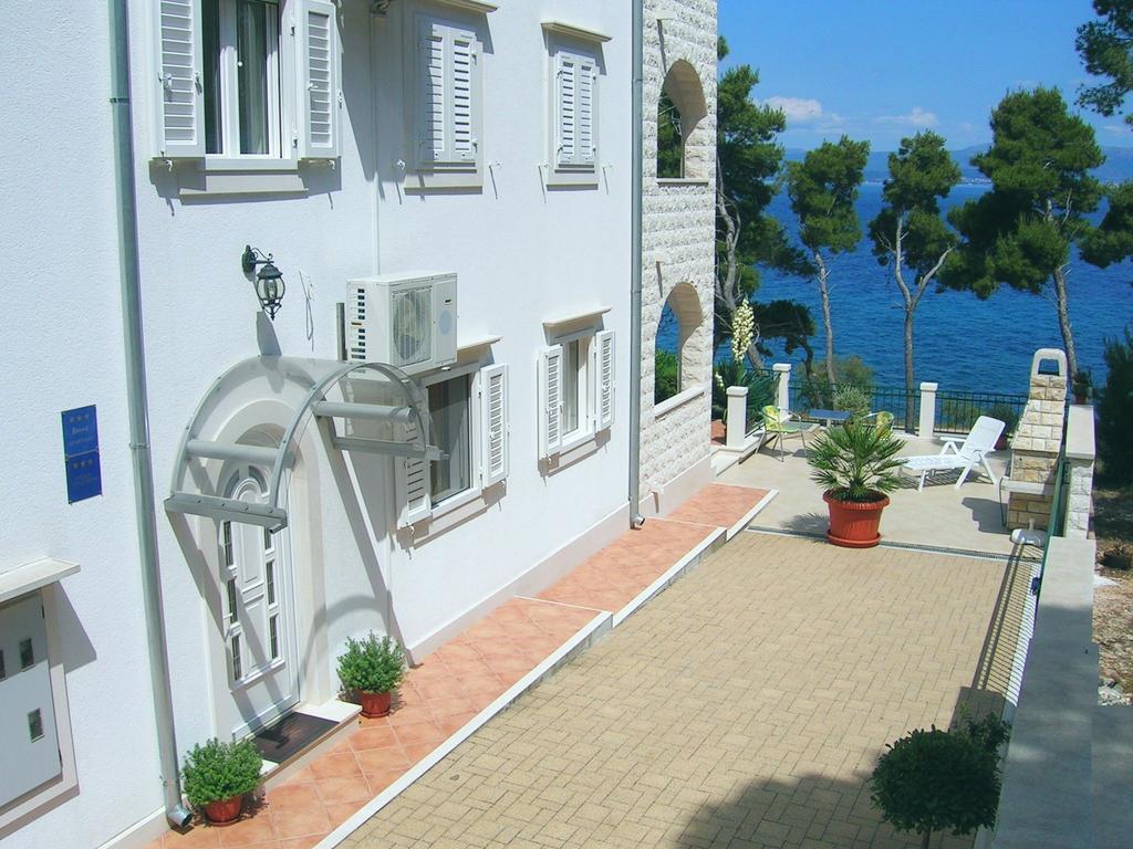 Apartments Villa La Riva - Seafront Accommodation Sutivan Bagian luar foto