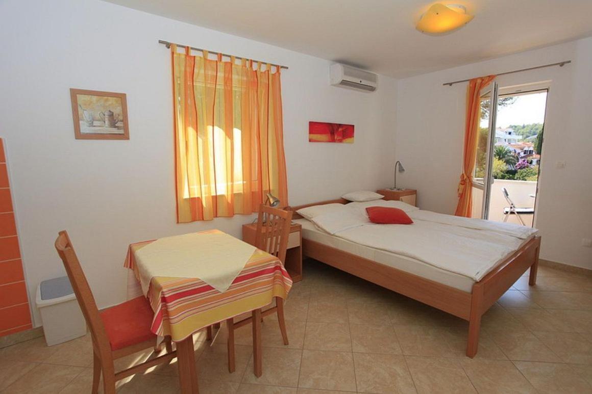 Apartments Villa La Riva - Seafront Accommodation Sutivan Bagian luar foto