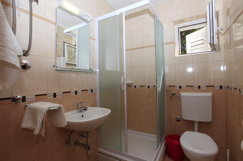 Apartments Villa La Riva - Seafront Accommodation Sutivan Bagian luar foto