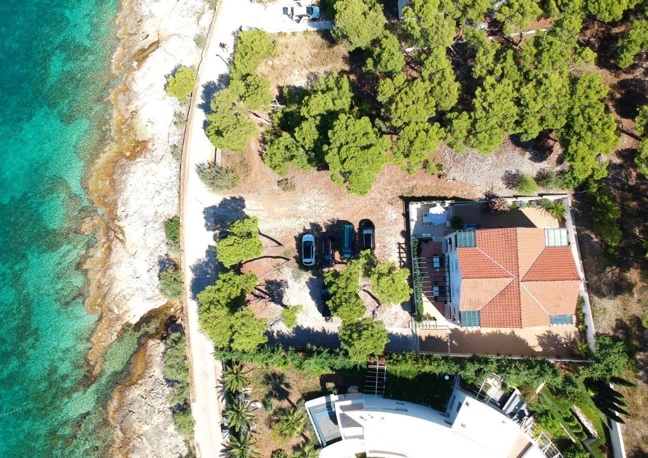 Apartments Villa La Riva - Seafront Accommodation Sutivan Bagian luar foto